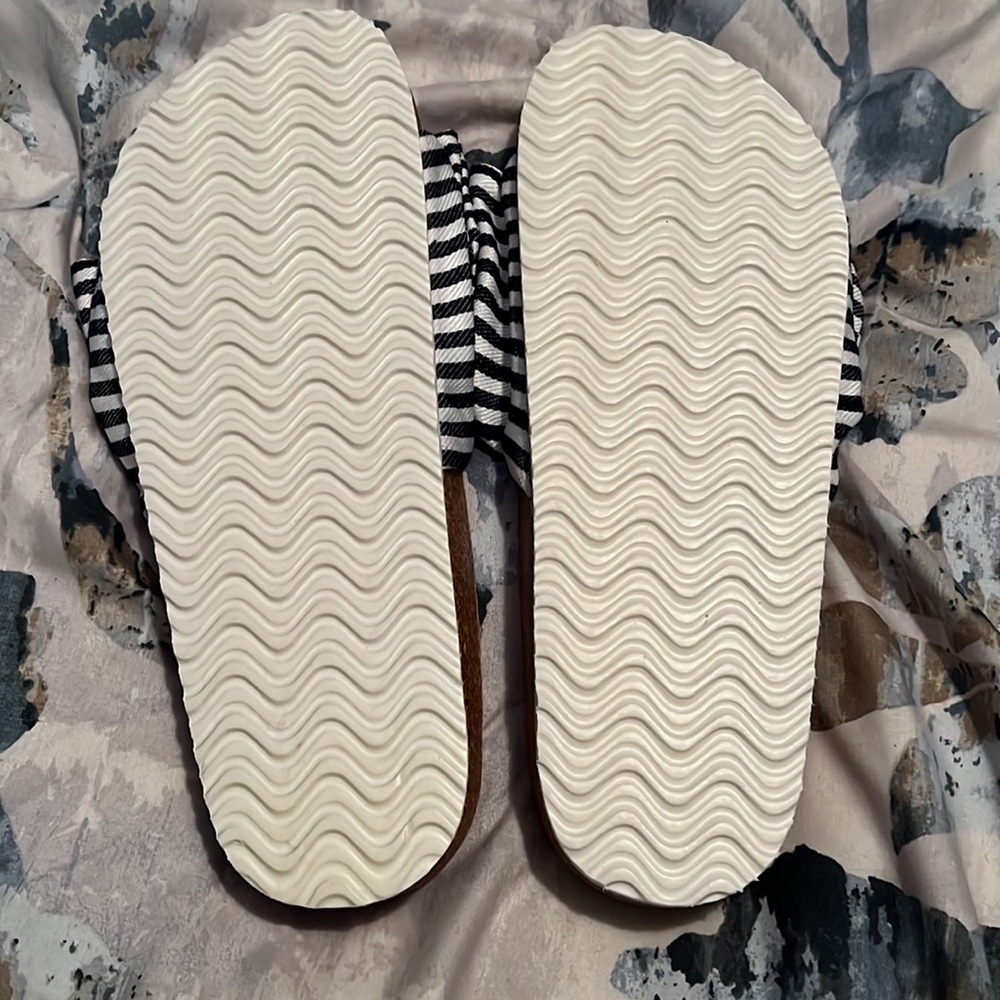 IVIVI women’s size 7 navy/white sandals. Never worn - Picture 5 of 5